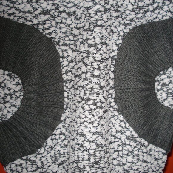 Knitted short-sleeve top with hoodie. Soft and comfortable. Fit and shaped hem. - Picture 4 of 6